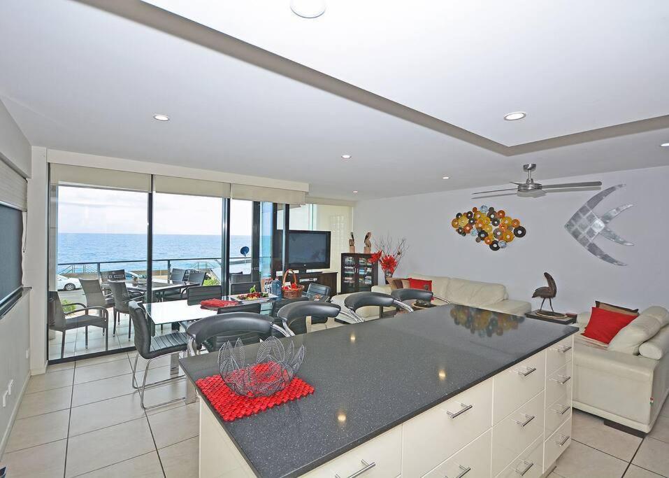 Luxurious Beachfront Apartment Hervey Bay Exterior photo